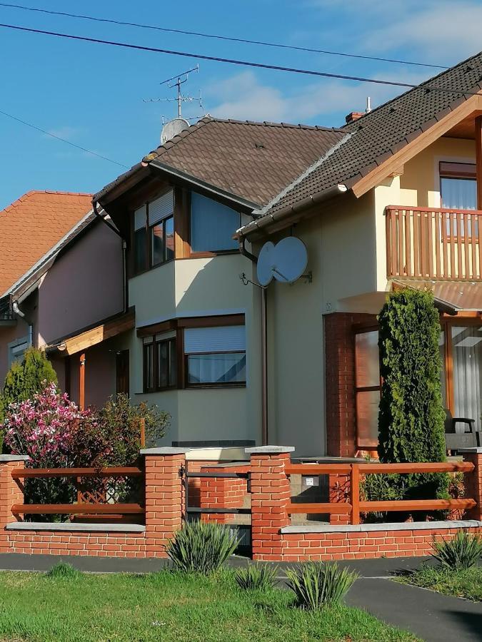 Marina-Buek Apartmanhaz Luaran gambar