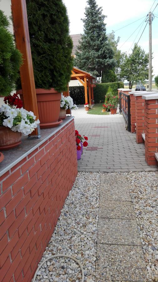Marina-Buek Apartmanhaz Luaran gambar