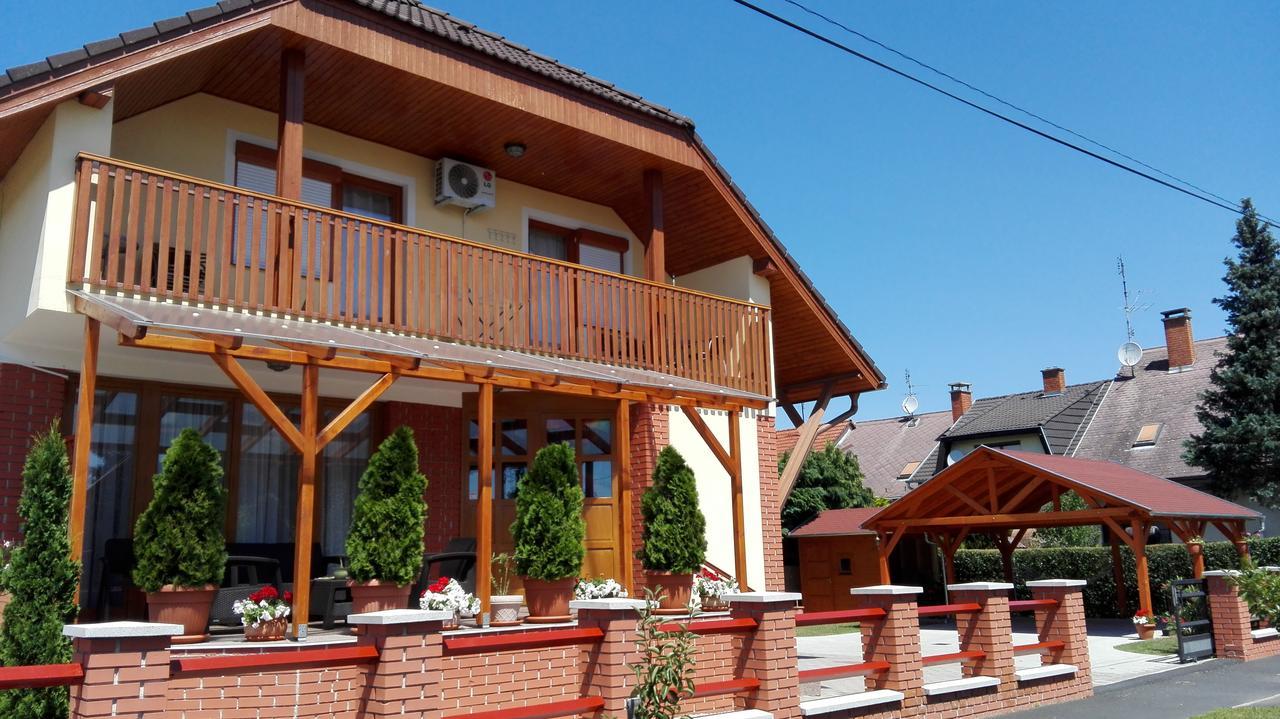 Marina-Buek Apartmanhaz Luaran gambar