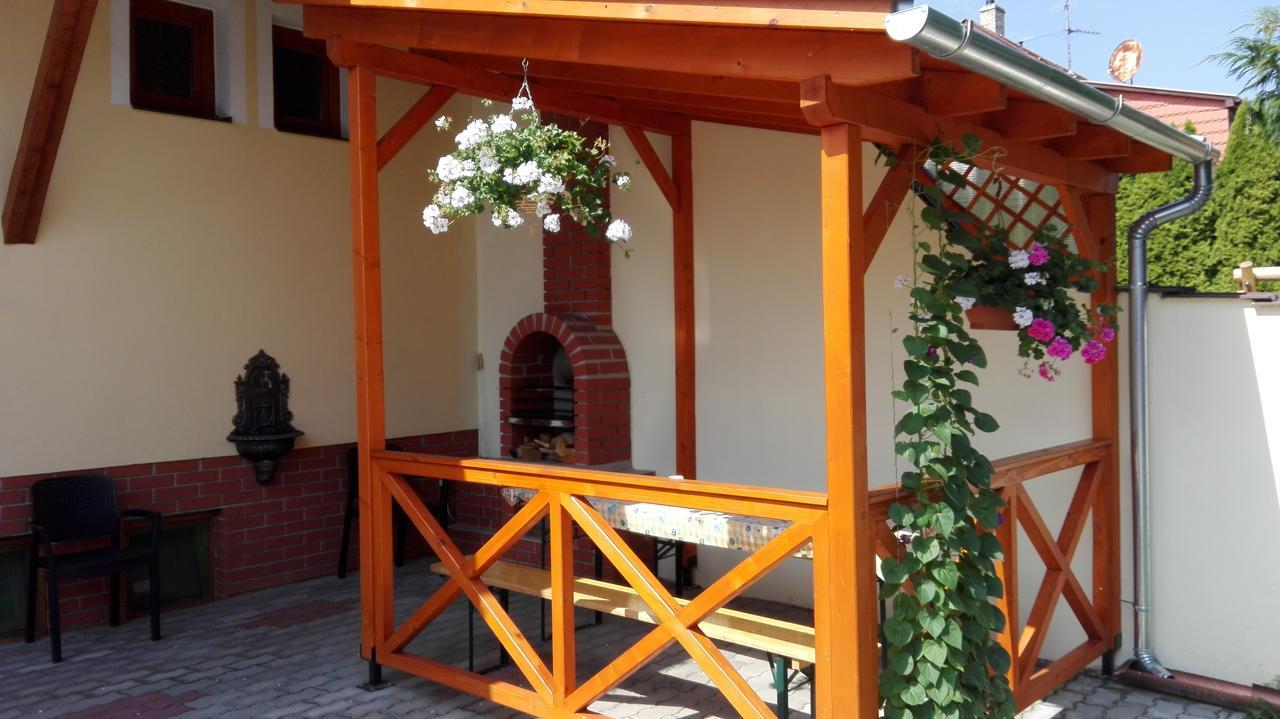 Marina-Buek Apartmanhaz Luaran gambar